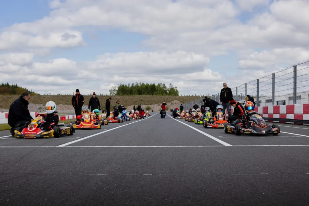 Mehrere Karts warten in Startaufstellung auf den Beginn des Rennens