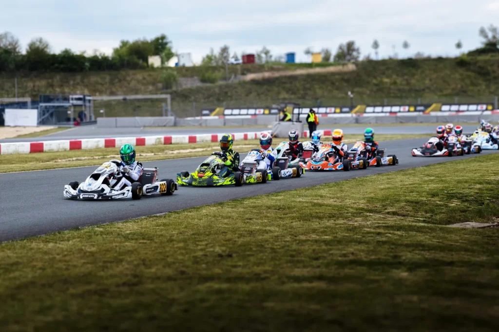 Mehrere Karts fahren auf der Strecke um den Sieg