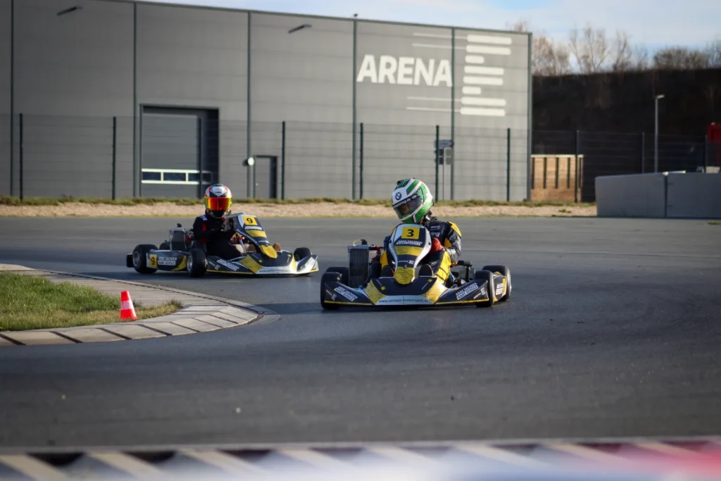Zwei Kartfahrer fahren mit Kart um Kurve