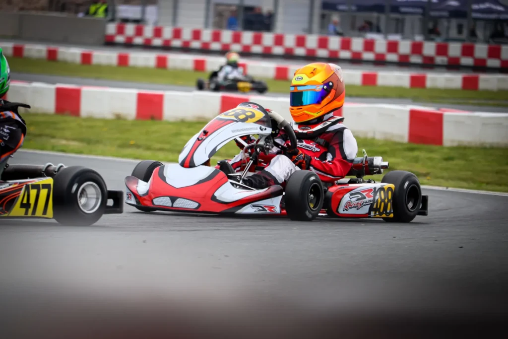 Rot Weißes Kart fährt auf Kartstrecke