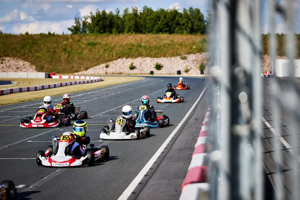 Mehrere Kartfahrer starten im Kart auf Startlinie